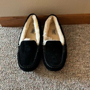 Ugg slippers size 10 hardly worn!